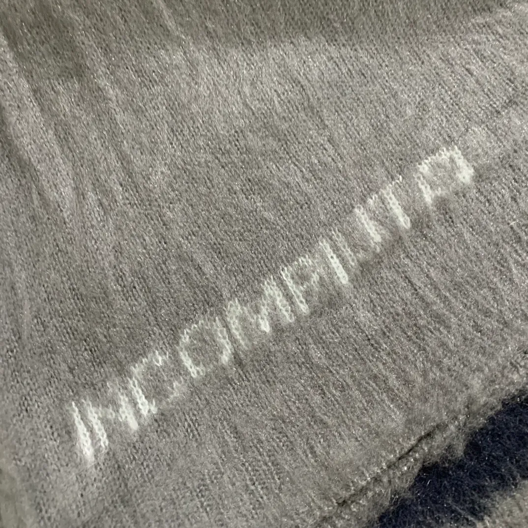 New top tested version OFFWHITE (OW) gradient mohair striped arrow sweater hoodie gradient rendering arrow couple sweater Mohair (English Mohair; Turkish: MUKHYAR) refers to the coat of Angora goats, also known as Angora goat hair. The name comes from Turkish, meaning "the best hair". It has good elasticity, pressure resistance and special luster. It is an excellent raw material for making plush fabrics and one of the most advanced animal textile fiber raw materials in the world market. Mohair has a shape similar to long wool. The fiber surface is smooth, strong luster, high strength, good elasticity, less curl, and easy to wash. Mohair can be used in jacquard blankets, long-haired coats and high-gloss wool fabrics. Mohair sweaters from ow are released every year🛒 The same style and ever-changing colors. There is really no girl who doesn’t love it. It is super suitable for wearing under a down jacket in winter without being bulky! If the lower body is missing, their favorite os version🙋🏻‍♀️ intuitively adds natural softness and fairy beauty effect, which is the best choice! The upper body is lightweight and does not weigh down the body while keeping warm. The sleeves and the gradient arrow parts on the back are repeatedly patterned until the gradient level is satisfied before large-scale products are released. The craftsmanship is extremely demanding. Each sweater is woolen at least ten times to give it a plush, thick feel and good fluffiness! ✅ Fabric composition: 50% mohair 32 spandex 18% wool, three-level anti-pilling Color: black and white gradient Sizes Mohair is lighter and softer, so be careful not to machine wash it, not machine washable! ! emphasize! !  ⚠️Hand wash with warm water and cold water P:440